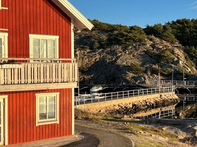 Experience the archipelago idyll at Resö Hamnmagasinet’s Vandrarhem