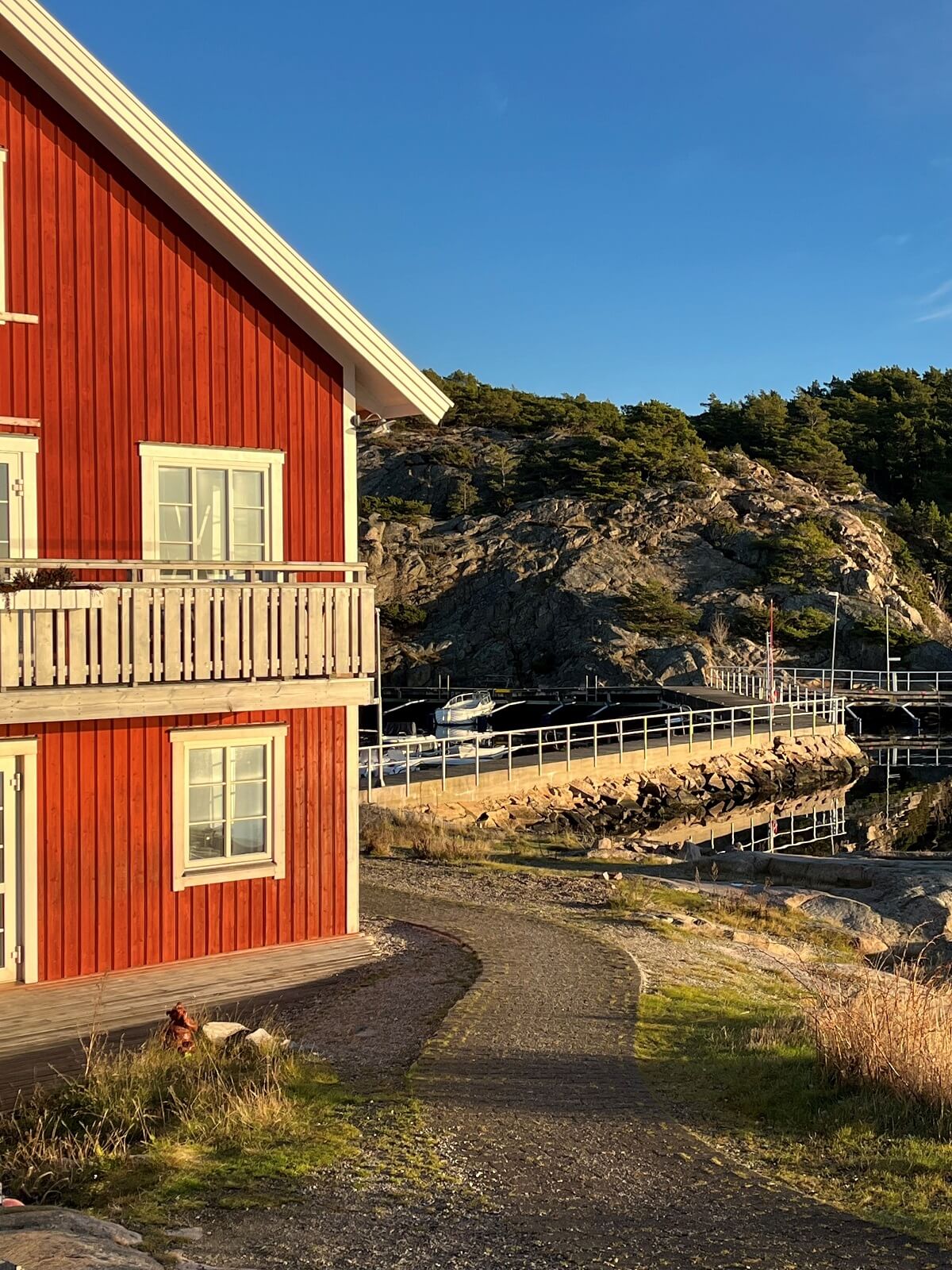 Experience the archipelago idyll at Resö Hamnmagasinet’s Vandrarhem